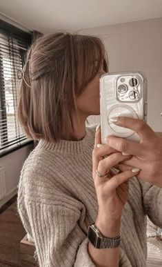 Short Brown Hair, Penteado Cabelo Curto, Short Hair With Bangs, Hair Envy, Shoulder Length Hair, Light Brown Hair, Aesthetic Hair, Hair Day