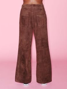 Reminiscent of your favorite pair of vintage jeans, these relaxed-fit Suede Pants are cut to fall low on the hips with a wide, flare leg. The buttery soft suede construction offers a luxe contrast to their inherently casual feel. Inherently soft with natural stretch, the Suede offered in the R24 Unisex Capsule has a supple feel that enables long-term comfort for the wearer. Featured in a pair of pants that have multifaceted appeal, the relaxed fit is designed to accommodate and enhance a variety 90s Style Icons, Suede Pants, Rosetta Getty, High Hips, Aaliyah, Pair Of Pants, Vintage Jeans, Soft Suede, Style Icon