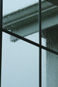 rain tapping on the windows. Rain Falling, Tap Tap, Robert Doisneau, Vivian Maier, Love Rain