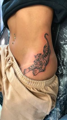 tiger tattoo Hip Thigh Tattoos, Chic Tattoo, Hip Tattoos Women, Tattoos For Black Skin, Leg Tattoos Women, Tatuaje A Color, Stylist Tattoos, Thigh Tattoos Women