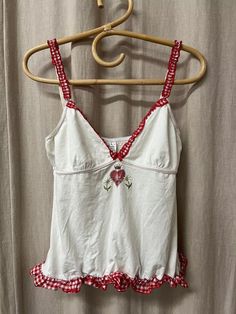 Linen Cami Top, Sew Ideas Clothes, Retro Summer Fashion, Vive Maria Top, Farmers Daughter Outfit, 90s Tank Top, Beachy Outfits, Southern Fashion, Quoi Porter