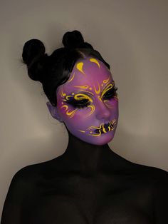 Colorful Drag Makeup, Artistic Halloween Makeup, Halloween Drag Makeup, Eyeliner Face Art, Cool Face Makeup, Animal Inspired Makeup, Extreme Makeup Looks, Unrecognizable Makeup, Artistic Makeup Creative