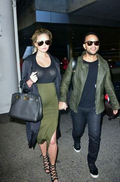 Vogue Maternity, Chrissy Teigen Style, Prego Outfits, Maternity Street Style, Baby Bump Style, Preggo Fashion, Maternity Chic, Pregnancy Style