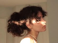 Cute Curly Hair Aesthetic, Scottish Curly Hair, Short Curly Brown Hair Aesthetic Faceless, Short Curly Brown Hair Aesthetic, Curly Hair Girlfriend, Curly Hair Face Claims, Short Wavy Ponytail, Naturally Curly Hairstyles, Really Curly Hair