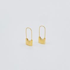 Please note: Price is for one single safety pin earring, NOT A PAIR. Please select quantity as "2" if you want to purchase for a pair, thank you! [MATERIAL]: Yellow brass with real 18k gold plated. Needles are surgical steel and hypoallergenic. Gift Safety Pin Shaped Single Earring, Everyday Safety Pin Single Earring, Yellow Gold Paperclip Earrings For Gift, Gold Safety Pin Earrings For Everyday, Minimalist Gold Safety Pin Earrings, Safety Pin Shaped Earrings With Ear Wire, Safety Pin Earrings As Gift, Minimalist Safety Pin Earrings, Yellow Gold Paperclip Earrings For Everyday