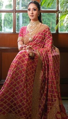 Indian Bride Outfits Saris, Banarsi Saree Bride, Bandhej Saree Blouse Designs Latest, Bandhej Blouse Designs Latest, Bandhej Saree Blouse Design, Banarsi Saree Wedding, Bandhani Saree Look, Banarsi Saree Look