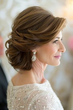 17 Simple & Stunning Hairstyles for the Mother of the Bride - NeedleStar Mob Hair Styles, Mother Of Bride Hairstyles, Mother Of The Bride Hair Short, Josie Wedding, Party Updo, Mother Of The Bride Hairstyles, Short Hair Bride, Blonde Hair Makeup