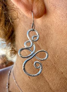 Pendant earrings in wrought aluminum with steel hooks Nose Cuff, Piercing Nose, Wire Jewelry Tutorial, Jewelry Tutorials, Pendant Earrings, Wire Jewelry, Jewelry Earrings Dangle, Etsy Accessories, Dangle Drop Earrings