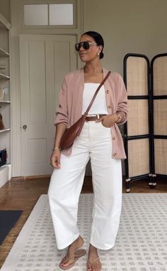 Outfit Minimalista, Wide Leg Jeans Outfit, Linen Pants Outfit, Elegante Casual, Pink Cardigan, Casual Work Outfits, Mode Inspo, Business Casual Outfits