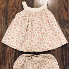 Ralph Lauren Baby Girl’s 2-Piece Floral Top And Bloomers. Excellent Condition. Never Worn!! Professionally Dry-Cleaned. Smoke-Free And Pet-Free Home. Adorable!! Cute Sleeveless Sets, Cute Sleeveless Matching Set, Cute Floral Print Playwear Sets, Cotton Playtime Sets With Floral Print, Cotton Floral Print Playtime Sets, Cute Summer Tops By Ralph Lauren, Cute Ralph Lauren Summer Tops, Ralph Lauren Baby Girl