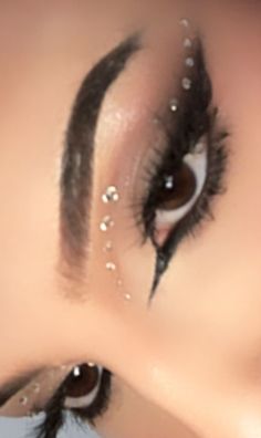 Prom Makeup Looks For Hooded Eyes, Concert Makeup Looks With Gems, Y2k Makeup Rhinestones, Eyeliner Styles With Gems, Cute Liner Looks, Eye Makeup Ideas With Gems, Rhinestone Hairstyle Euphoria, Makeup With Zircons