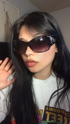 2000s Fashion Sunglasses, Big Sunglasses Y2k, 2000s Sun Glasses, Early 2000s Sunglasses, Oversized Sunglasses Aesthetic, Person With Sunglasses Reference, Yk2 Sunglasses