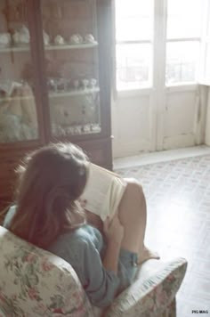 Woman Reading, Reading A Book, Alam Yang Indah, Photos Ideas, Moleskine, Love Book, Book Aesthetic, Free Spirit, Book Quotes