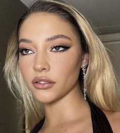 Light Makeup For Prom, Ball Makeup Looks, Prom Makeup Aesthetic, Madelyn Cline Makeup, Light Prom Makeup, Light Skin Makeup Looks, Light Glam Makeup, Prom Makeup Inspo, Straight Eyeliner