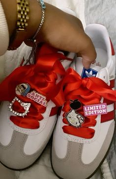 Junk Sambas, Red Sneakers Aesthetic, Designer Shoes Aesthetic, Sambas With Pins, Junk Shoes, Decorated Shoes Diy, Red Sambas, Pretty Sneakers, Crocs Fashion