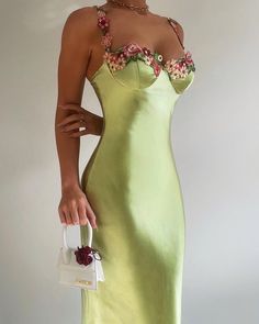 Chique Outfit, Prom Dress Inspiration, Satin Midi Dress, Green Midi Dress, Glam Dresses, Fancy Dresses, Look Fashion, Gorgeous Dresses, Floral Embroidery