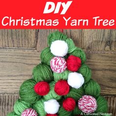 a christmas tree made out of yarn on top of a wooden surface with text overlay that reads, diy christmas yarn tree