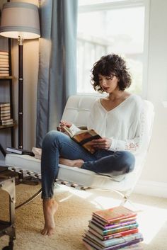 Woman Reading, Reading A Book, Girl Reading, Branding Photoshoot, Short Curly Hair, 인물 사진, 가을 패션, Photoshoot Inspiration