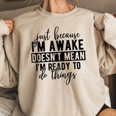 Nur weil ich wach bin Sweatshirt für Tweens, sarkastisches Sweatshirt, lustiges Sweatshirt, Geschenk für sie, Teen Mädchen Geschenk, freche Einstellung Drama Tee 🎁 Willkommen bei IMA Apparel Co! Wir möchten Ihnen ein herrliches Einkaufserlebnis bieten und sind hier, um Ihnen bei jedem Schritt behilflich zu sein. 🔍 Bevor Sie Ihren Kauf abschließen, empfehlen wir, die Bilder genau zu prüfen, um sicherzustellen, dass Größe, Farbe und Thema Ihren Wünschen entsprechen. Ihre Zufriedenheit ist unsere Rodeo Gifts, Sassy Attitude, Boho Tshirt, Tshirt Quotes, Christmas Party Shirts, Coffee Sweatshirt