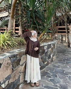 Ootd Bali Hijab, Outfit Camping Hijab, Outfit Hijab Pantai, Brown Outfit Hijab, Outfit Hijab Casual Simple, Simple Outfits Hijab, Casual Outfits Hijab, Outfit Ideas Hijab, Minimal Style Outfits