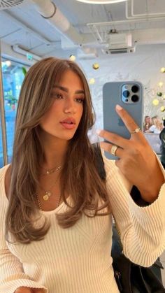 Rambut Brunette, Subtle Balayage, Caramel Highlights, Long Brown Hair, Haircuts Straight Hair, Long Hair With Bangs, Hair Shine