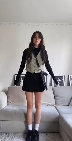 Outfit Black Tights, Black Mini Skirt Outfit Winter, Mini Skirt Outfit Black Women, Mini Skirt Winter Outfit, Black Satin Skirt Outfit, Black Skirt Outfit Winter, Black Maxi Skirt Outfit, Black Leather Skirt Outfit, Black Mini Skirt Outfit