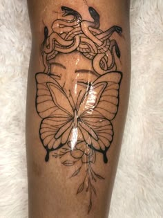 Tatuagem medusa com borboleta com significado de evolução e coragem Medusa Tattoo With Butterflies, Medusa Flower Tattoo, Medusa Tattoo Fine Line, Medusa Tattoo Black Women, Small Medusa Tattoo, Madussa Tattoo Design, Arm Sleeve Tattoos For Women, Hip Thigh Tattoos, Hidden Tattoos