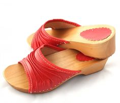 Health clogs, women's clogs with open fingers. The upper is made of natural grain leather. Wooden sole, padded with non-slip soles. A model that fits a typical foot width. Classic, standard numbering. The thickness of the soles under the fingers is 2 cm Height of the bottom under the heel 4.5 cm Women's clogs slippers Polish production. The top is made entirely of natural leather. The edge of the upper is lined with a soft trim, which gives them comfort and convenience (it does not put pressure Natural Leather Sole Clogs For Spring, Natural Clogs With Leather Sole For Spring, Open Toe Wooden Clogs With Removable Insole, Comfortable Beach Clogs With Leather Sole, Natural Leather Sole Open Toe Clogs, Natural Open Toe Clogs With Rubber Sole, Natural Clogs With Rubber Sole For Spring, Natural Open Toe Clogs With Leather Sole, Natural Color Clogs With Rubber Sole For Spring