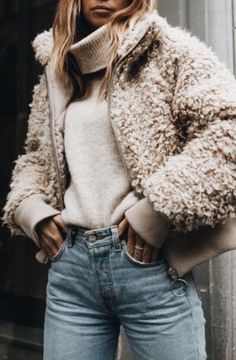 fuzzy coat Casual Chic Outfits, Mode Shoes, Boho Mode, Mode Tips, Blazer Outfit, Looks Black, Casual Chic Outfit, Mode Inspo