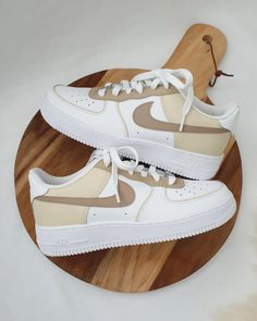 This season's vibe = neutrals 🤎 This 'Espresso' AF1 is our best seller and we completely understand why! The beautiful beige and brown tones are the colors of the moment and these sneakers will complete any outfit! ✨ Each pair is made to order. Make sure you are sure of your size before ordering. The sneakers are made especially for you and it is therefore not possible to cancel, exchange or return the order. All our sneakers are hand painted and a lot of love goes into every pair. Therefore, b Nike Shoes Women Fashion, Pretty Sneakers, Boty Nike, Nike Shoes Air Force, Preppy Shoes, Pretty Shoes Sneakers, All Nike Shoes, Nike Air Shoes, Cute Nike Shoes