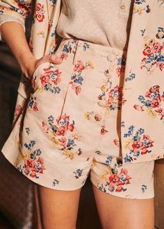 Runway inspo Pants Couture, Looks Country, Boho Grunge, Shorts Outfit, Summer Pants, Floral Shorts, Mode Vintage, Mode Inspiration, Flower Fashion