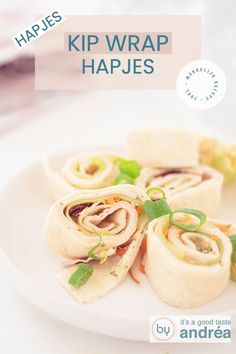 Een deel van een bord gevuld met vijf wraphapjes met kip, sla en kruidenroomkaas. Een tekstoverlay: Kip wrap hapjes, hapjes, makkelijk recept, snel Healthy Recipes, Snacks