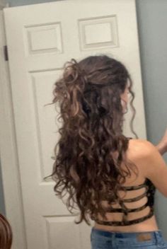 Pelo Ondulado Natural, Brown Curly Hair, Photos Inspo, Curly Hair Styles Easy, Hairdos For Curly Hair, Wavy Curly Hair, Hair Stylies, Curly Hair Inspiration, Long Brown Hair