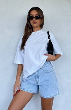 White T Shirt Summer Outfit, White Oversized T-shirt, Tshirt And Shorts Outfit Women, Shorts And Baggy Shirt Outfit, Oversized White T Shirt Outfit, White Outfit For School, Oversized Tshirt Shorts, Oversized White Tee Outfit, Oversized White Tshirt Outfit