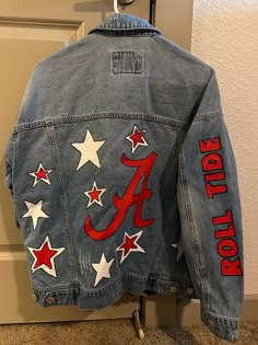 -Super cute hand painted University of Alabama Jean jacket!! -Perfect graduation gift or for Alabama football games! -Variety of different jackets styles and denim shades available  -Made to order Customizable Denim Outerwear For Fall, Customizable Casual Fall Outerwear, Alabama Football Game, Painted Jean Jacket, Jean Jacket Diy, Custom Jean Jacket, Diy Denim Jacket, Custom Leather Jackets, Alabama Crimson Tide Football