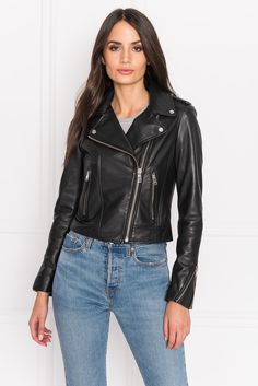 Classique, audacieuse et ô combien flatteuse, la veste moto Donna est la pièce de résistance que votre garde-robe attendait. Avec ses revers pointus, ses fermetures à glissière au niveau des manches, sa fermeture avant asymétrique et sa coupe impeccable, cette veste emblématique conférera un attrait vintage à n'importe quel ensemble. Fabriquée avec du cuir de première qualité qui ne fera qu'embellir avec l'âge, la Donna vous accompagnera partout pendant de nombreuses années à venir.
Fermeture à Leather Blazer Women, Short Leather Jacket, Cropped Biker Jacket, Leather Jacket Girl, Suede Blazer, Fringe Leather Jacket, Cropped Leather Jacket, Leather Trench Coat, Vintage Leather Jacket