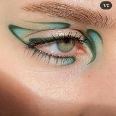 Make Up Verde, Abstract Eyeliner, Green Graphic Liner, Orange Makeup, Makeup Drawing, Purple Eye Makeup, Graphic Makeup, Work Makeup, Photoshoot Makeup