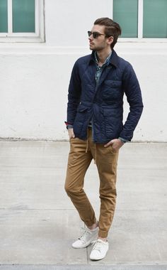 Blue And Khaki Outfit, Field Jacket Outfit, Jogger Beige, Shirt Jacket Outfit, Quilted Jacket Outfit, Navy Dress Outfits