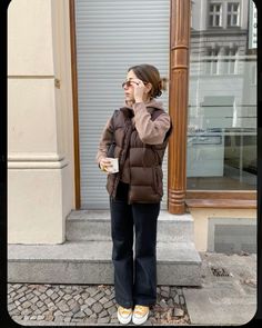 Womens Gilet Outfit, Gilet Outfits Women, Brown Vest Puffer Outfit, Puffers Outfits, Gilet Puffer Outfit, Khaki Gilet Outfit, Brown Vest Outfit Aesthetic, Vest Puffer Outfits, Outfits With Brown Vest