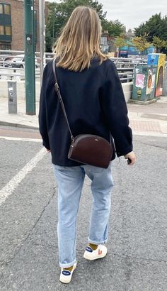 Vejas Fall Outfit, Vintage Everyday Fall Shoulder Bag, Vintage Fall Streetwear Sneakers, Fall Coastal Grandmother, England Outfits, Coastal Grandmother, Fashion Mode, Cozy Bedroom