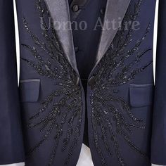 Descrizione
 Ecco i dettagli di design del prodotto dell'abito da smoking in 3 pezzi impreziosito blu navy su misura.
 Disegno della giacca 


 TESSUTO :

 Tessuto 100% lana



 STILE DI MONTAGGIO:

 Slim FitI (su misura)


 STILE RISVOLTO:

 Risvolto sciallato in raso



 TASCA SUL PETTO :

 Fazzoletto da taschino a filetto



 TASCA INFERIORE :
 Doppie tasche con patta


 N. DI PULSANTI :

 Pulsante singolo



 BOTTONI SULLA MANICA :

 Quattro pulsanti



 ASOLE FUNZIONALI SULLE MANICHE :

 N Blue Groom Tuxedo, Pocket Shirt Design, Navy Blue Shawl, Navy Blue Groom, Tuxedo Suit For Men, Shawl Collar Tuxedo, Blue Groom, Waistcoat Designs, Formal Attire For Men