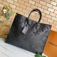 Size L 41 x 34 x 19cm, S 25 x 20 cm (Length x Height x Width) Double inside pocket 2 Toron top handles for hand or elbow carry 2 long shoulder straps (drop: 28 cm) for shoulder carry Brand box and dust bag included Designer Handbags Louis Vuitton, Sac Louis Vuitton, Top Handbags, Luxury Purses, Bags Designer Fashion, Monogram Bag, Lv Bag, Mode Style, Vuitton Handbags