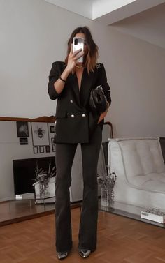 Flared Jeans Outfit Fall, Ut Game, Loafers For Women Outfit, Jeans Reto, Wide Leg Outfit, Black Ootd, Fall Forward, Jeans Outfit Fall, Outfits 90s