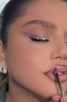 Niki Tutorials Makeup Looks, Silver Light Makeup, Lashes With Diamonds, White Shimmer Makeup Looks, Eyeliner With Rhinestones, Eye Makeup With Pearls, Eye Makeup Beginners, Pearl Makeup Look, Light Pink Makeup Looks