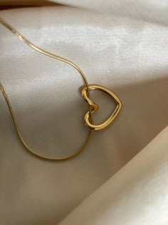 dm to order 🎀 Stylish Jewelry Accessories, Jewelry Necklace Simple, Jewellery Photography Inspiration, Heart Shaped Pendant Necklace, Modern Gold Jewelry, Pretty Jewelry Necklaces, Heart Shaped Pendant, Jewellery Art, Belly Jewelry