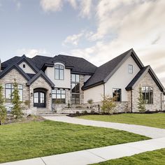 a large house that is in the grass