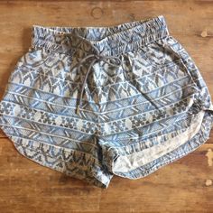 Nwot. Never Worn. Gianni Bini Aztec Summer Shorts. Has Pockets And Drawstring. They Are So Cute On And Very Comfortable And Lightweight. White Bohemian Shorts For Loungewear, Western Wardrobe, Denim Paper, Cute Kimonos, Metallic Shorts, Wrap Shorts, Scalloped Shorts, High Waisted Jean Shorts, Tie Dye Shorts