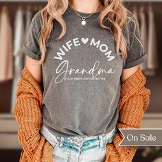 Searching for a fun comfy western themed shirt that will express your excitement for a new Grandma? Look no further than our "Wife Mom Grandma It Just Keeps Getting Better Comfort Colors Shirt"! This comfortable and stylish shirt is perfect for outdoor activities or relaxing at home. This shirt is sure to keep you cool and comfortable all season long with it's double-needle stitching throughout which makes it highly durable while the lack of side-seams helps the shirt retain its tubular shape. Gift For New Grandma, Gifts For New Grandma, Grandma Shirt, Cute Shirt Designs, New Grandma, Grandma Shirts, Baby Reveal, Mom And Grandma, Stylish Shirt