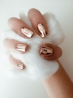 Here comes one among the best nail art style concepts and simplest nail art… Salon Designs, Unghie Sfumate, Rose Gold Nails, Gold Nail, Easy Nails, Metallic Nails, Short Nail Designs, Simple Nail Designs