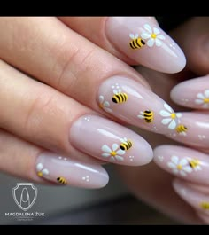 Queen Bee Nails Design, Bee Design Nails, Bee On Nails, Nails With Plants, Bee Manicure, Nails Bees, Complex Nail Art, Cute Animal Nails, Bee Nails Design